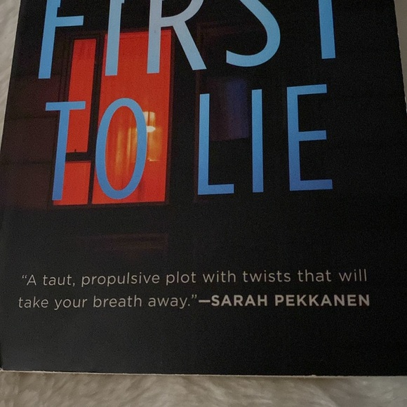 EUC Pocket Paperback book "The First to Lie” by Hank Phillippi Ryan - Picture 8 of 10